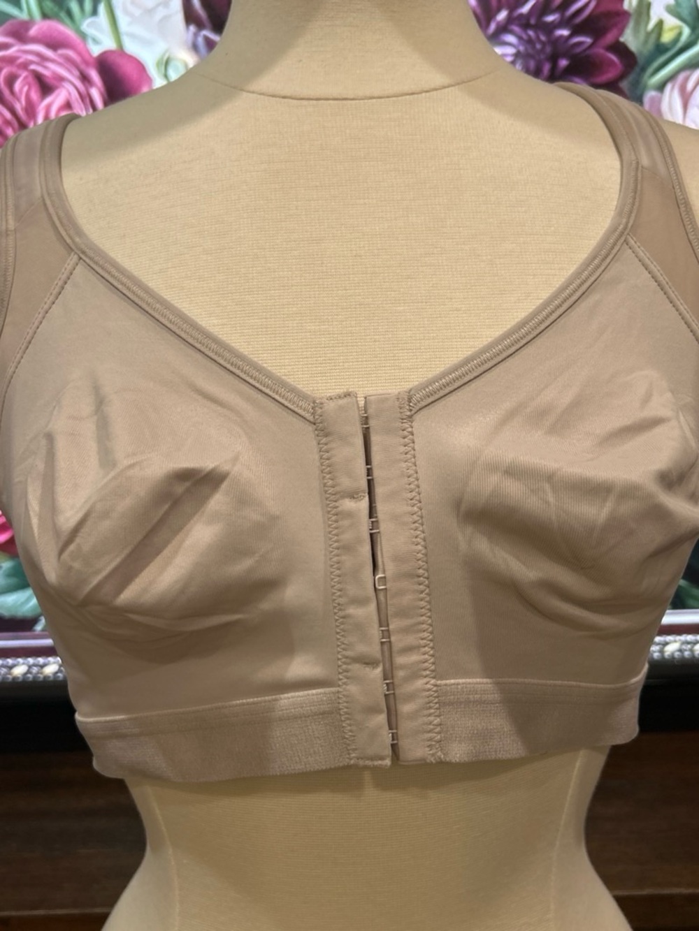 Front-Closure Wireless Support Bra in Nude